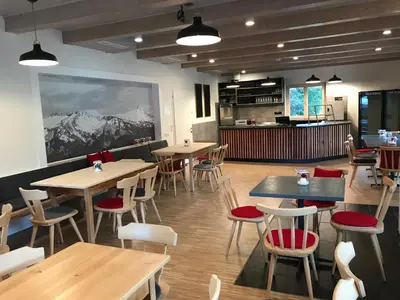 Ein Restaurant oder anderes Speiselokal in der Unterkunft Krähenberg am Rande der Wildnis