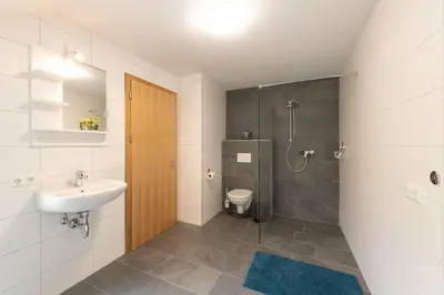 Ein Badezimmer in der Unterkunft Rosenhaus 2