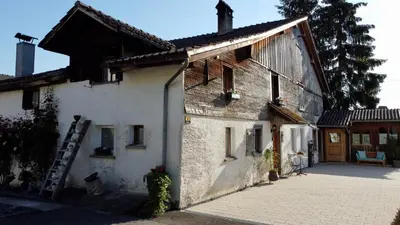 Das Gebäude in dem sich das Ferienhaus befindet