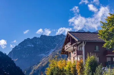 Ein allgemeiner Bergblick oder ein Berglick von des Hotels aus