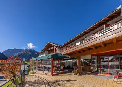 Ein allgemeiner Bergblick oder ein Berglick von des Hotels aus