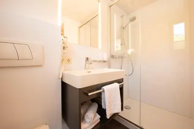 Ein Badezimmer in der Unterkunft Haus Furka
