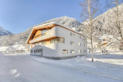 Ein allgemeiner Bergblick oder ein Berglick von des Hotels aus