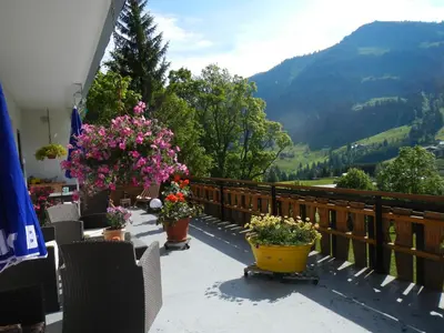 Ein allgemeiner Bergblick oder ein Berglick von des Hotels aus