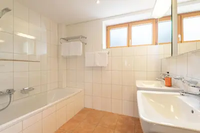 Ein Badezimmer in der Unterkunft Haus Emilia am Faschinajoch
