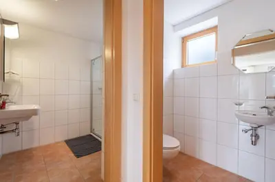 Ein Badezimmer in der Unterkunft Haus Emilia am Faschinajoch