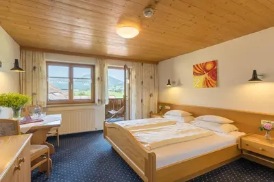 Ein Bett oder Betten in einem Zimmer der Unterkunft Landhotel Hirschen