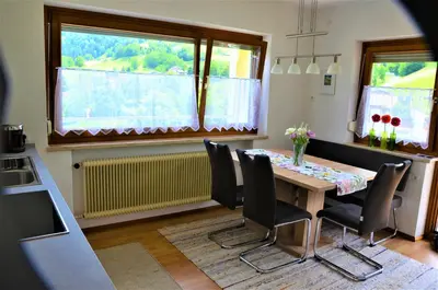 Ein Sitzbereich in der Unterkunft Ferienwohnung Walgaublick