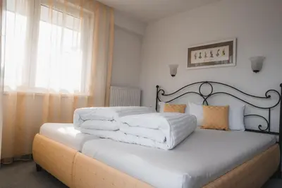 Ein Bett oder Betten in einem Zimmer der Unterkunft Sonnegg
