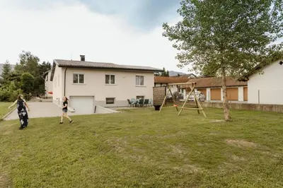 Das Gebäude in dem sich das Ferienhaus befindet