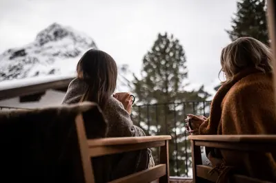 Ein allgemeiner Bergblick oder ein Berglick von des Aparthotels aus