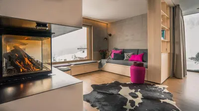 Ein Sitzbereich in der Unterkunft OBERLECH750. Refugium am Berg.