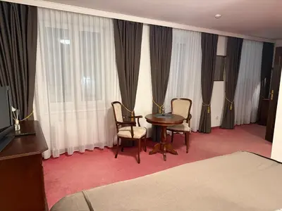 Ein Sitzbereich in der Unterkunft Hotel Kaiser