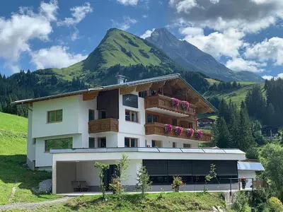 Ein allgemeiner Bergblick oder ein Berglick von des Privatzimmers aus