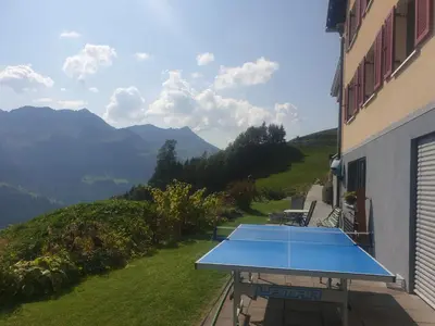 Ein allgemeiner Bergblick oder ein Berglick von des Privatzimmers aus
