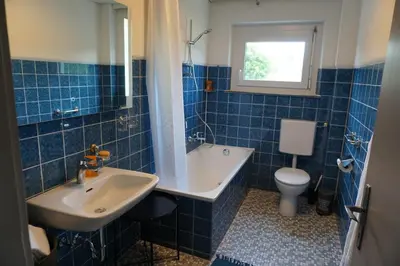 Ein Badezimmer in der Unterkunft WOHNUNG ERDGESCHOSS mit 3 Schlafzimmer in ruhiger Gegend