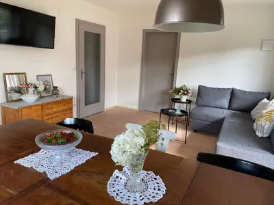 Ein Sitzbereich in der Unterkunft WOHNUNG ERDGESCHOSS mit 3 Schlafzimmer in ruhiger Gegend