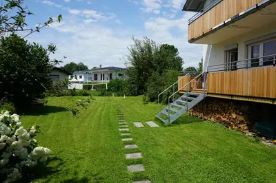 Ein Garten an der Unterkunft WOHNUNG ERDGESCHOSS mit 3 Schlafzimmer in ruhiger Gegend