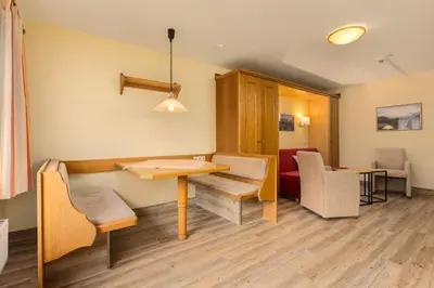 Ein Sitzbereich in der Unterkunft IFA Breitach Apartments Kleinwalsertal