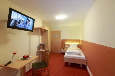 Ein Bett oder Betten in einem Zimmer der Unterkunft Familienhotel Adler