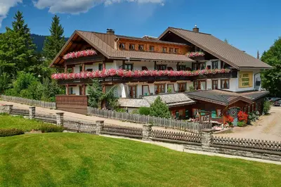 Ein Garten an der Unterkunft Biohotel Walserstuba