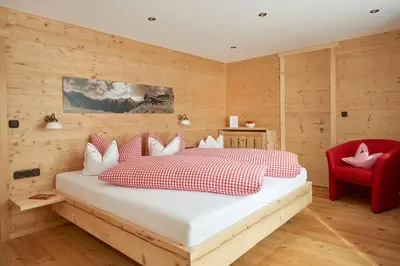 Ein Bett oder Betten in einem Zimmer der Unterkunft Biohotel Walserstuba