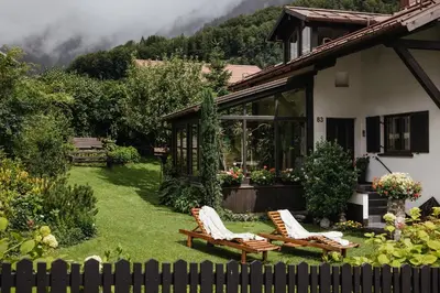 Ein Garten an der Unterkunft Ludwig‘s Mountain Lodges