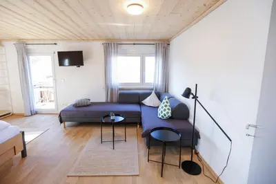Ein Sitzbereich in der Unterkunft WOHNUNG OBERGESCHOSS mit 3 Schlafzimmer in ruhiger Gegend