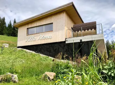 Das Gebäude in dem sich die Villa befindet
