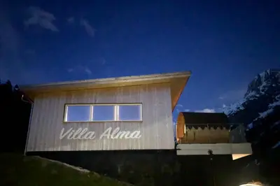 Das Gebäude in dem sich die Villa befindet