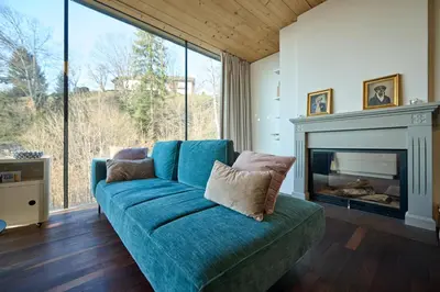 Ein Sitzbereich in der Unterkunft Luxus Design Apartment mit Panoramafenster - See - & Waldblick, wechselnde Kunst zum Erwerb