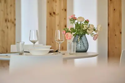 Getränke in der Unterkunft Luxus Design Apartment mit Panoramafenster - See - & Waldblick, wechselnde Kunst zum Erwerb