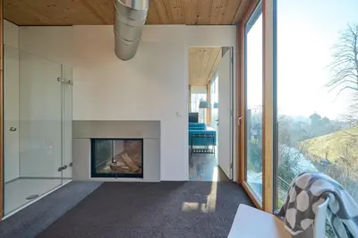 Ein Balkon oder eine Terrasse in der Unterkunft Luxus Design Apartment mit Panoramafenster - See - & Waldblick, wechselnde Kunst zum Erwerb