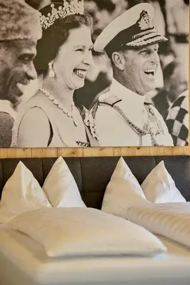 Ein Bett oder Betten in einem Zimmer der Unterkunft Luxus Design Apartment mit Panoramafenster - See - & Waldblick, wechselnde Kunst zum Erwerb