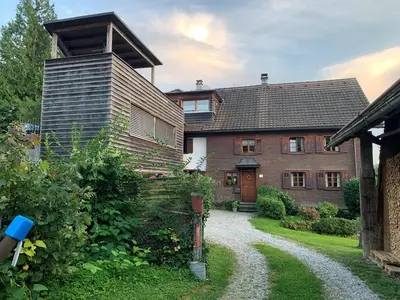 Das Gebäude in dem sich das Ferienhaus befindet
