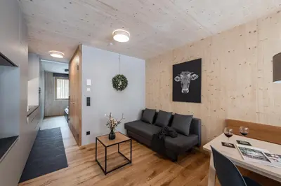 Ein Sitzbereich in der Unterkunft Boutique Apartment Mellau inklusive gefülltem Kühlschrank bei Anreise
