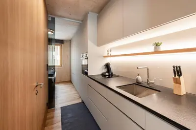 Küche/Küchenzeile in der Unterkunft Boutique Apartment Mellau inklusive gefülltem Kühlschrank bei Anreise