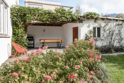 Ein Garten an der Unterkunft Haus im Zentrum mit Garten