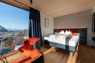 Ein Bett oder Betten in einem Zimmer der Unterkunft ALPSTADT LIFESTYLE Hotel