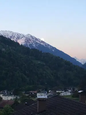 Ein allgemeiner Bergblick oder ein Berglick von der Ferienwohnung aus