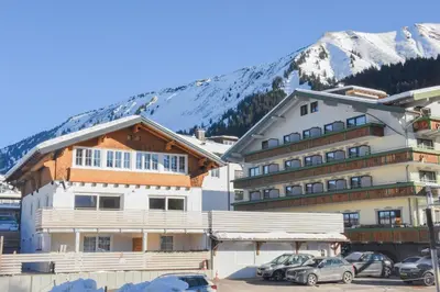 Ein allgemeiner Bergblick oder ein Berglick von des Ferienhauses aus