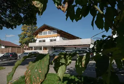 Das Gebäude in dem sich das Ferienhaus befindet