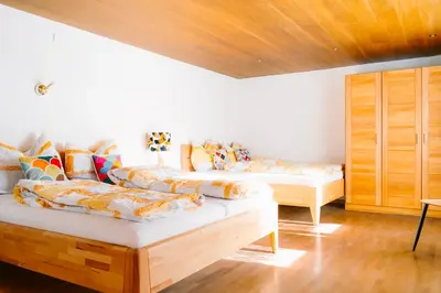 Ein Bett oder Betten in einem Zimmer der Unterkunft Hugo - der Bodenständige - Huusa im Bregenzerwald
