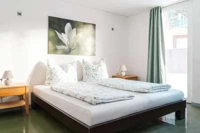 Ein Bett oder Betten in einem Zimmer der Unterkunft Hugo & Rosa -Huusa im Bregenzerwald