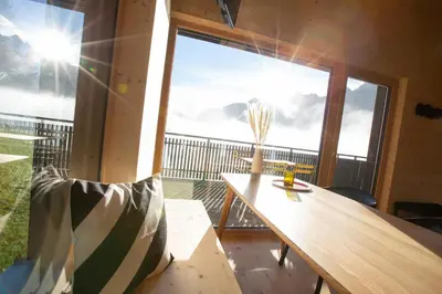 Ein allgemeiner Bergblick oder ein Berglick von des Chalets aus