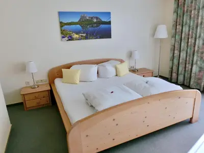Ein Bett oder Betten in einem Zimmer der Unterkunft Haus Kristall Ferienwohnungen