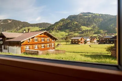 Ein allgemeiner Bergblick oder ein Berglick von der Ferienwohnung aus