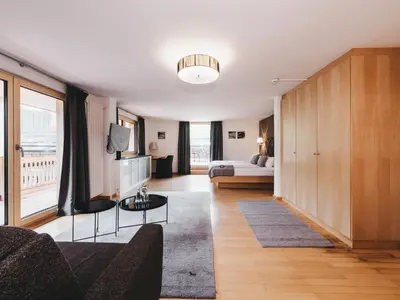 Ein Sitzbereich in der Unterkunft Naturhotel Chesa Valisa