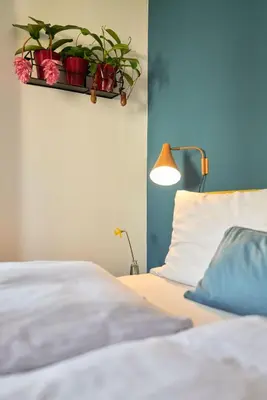 Ein Bett oder Betten in einem Zimmer der Unterkunft Rotes Haus Bregenz Pop-Up Wohnung