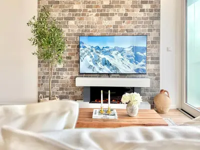 TV/Unterhaltungsangebot in der Unterkunft FLAIR Apartments Vorarlberg - Stilvolles Wohnen nahe Bodensee & Alpen - Küche, Balkon & Gratis Parkplatz